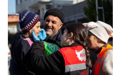 Hayat Arama Depremzede Çocuklara kampanya başlattı.