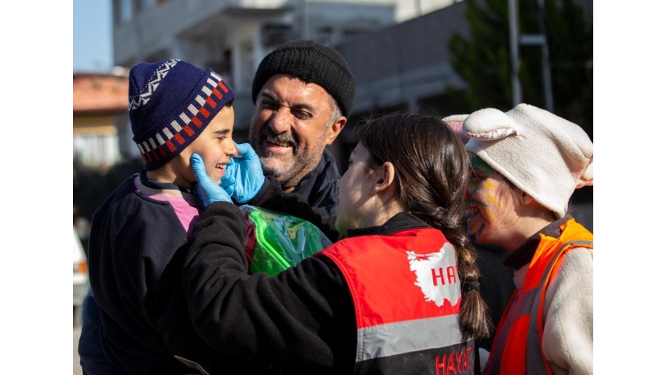 Hayat Arama Depremzede Çocuklara kampanya başlattı.