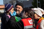 Hayata bir elde sen uzat