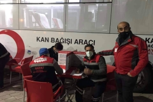 Hendek Kızılay Kan bağış kampanyasına katılarak kan verdiler.