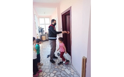 Sosyal yardımlarını Hayat ekipleri dağıttı.