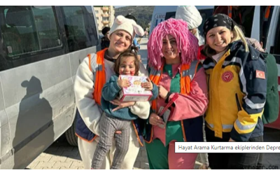 Hayat Arama Kurtarma ekiplerinden Depremzede Çocuklara Oyuncak Morali