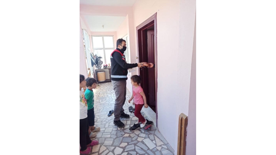 Sosyal yardımlarını Hayat ekipleri dağıttı.