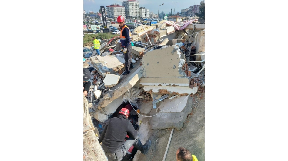 Hayat Arama Kurtarma Timi Bölgede Hayat Kurtarmaya devam ediyor